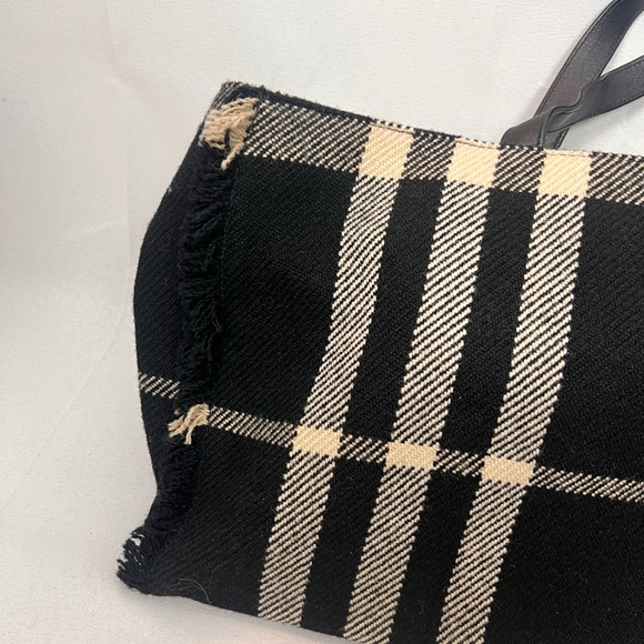 Burberry plaid tote purse wool fringe - Picture 3 of 10